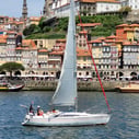 Voilier O’Zen naviguant sur le Douro devant la Ribeira