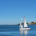 Voilier navigant sur l'estuaire du Douro