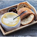 Plateau de fromage portugais avec pain et olives