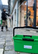 Agent de M & M Services Pro effectuant le nettoyage des sols dans un commerce à Rouen