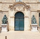 Image de la porte d'entrée de la facultée de médecine de Montpellier