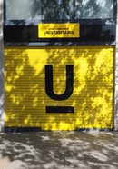 Graffiti en persiana, cierre metálico de Óptica Universitaria, Barcelona