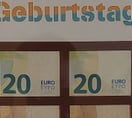 Geburtstagsgrußkarte mit Geldscheinen im Fenster