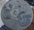 große Schieferplatte mit einem Motoradfoto