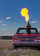 Lance-flamme dans un Pick-up rouge Chevrolet C10 dans un champ