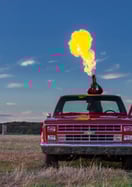 Lance-flamme dans un Pick-up rouge Chevrolet C10 dans un champ