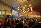 une foule de personnes debout dans une grande pièce
