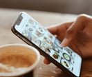 Smartphone con Instagram e Cappuccino