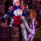 Cosplay de Diana Battle Queen assise.