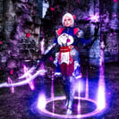 Cosplay de Diana Battle Queen debout avec pouvoir.