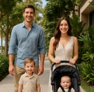familia feliz caminando sin preocupaciones financieras por haber emprendido un negocio sin dejar su trabajo.
