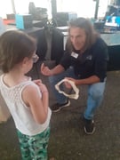 petite fille qui regarde mâchoire requin avec Alain Surina
