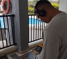 operario detectando fuga de agua potable  con geofono