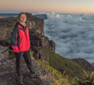 Turista Rusa viendo el amanecer desde el abismo en la cima del Tepuy Roraima