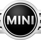 Imagen hiperrealista de un emblema automotriz circular inspirado en Mini Cooper, con diseño metálico
