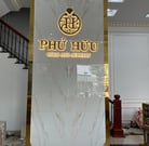 Vách quầy lân bằng chất liệu giả đá kết hợp inox gương vàng 304 có đèn led tạo ánh sáng chân chữ đẹp
