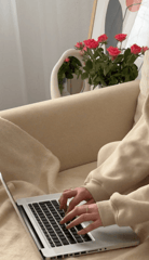 o fata care sta pe laptop culori alb negru si bej cu maro