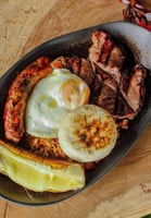 Carne, con chorizo huevo, arroz y arepa, restaurante Mahawi Calarca Quindio