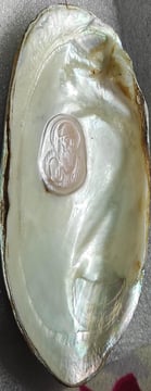 "Angled view of 11mm pearl–white glossy finish, nucleus cultured-for overseas markets"