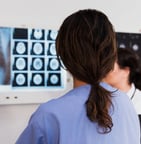 Arzt bei Untersuchung von Röntgenbildern – meta radiologie