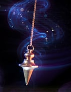 pendule en mouvement pour illustrer ma pratique de la radiesthesie médicale