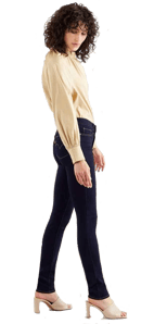 femme de profil en jean bleu