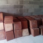 Carreaux de terre cuite roses et rouges