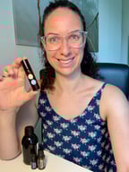 mulher segurando blend roll on de óleo essencial