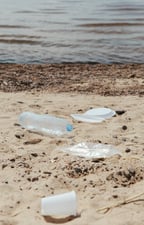 Plastiques polluant la plage
