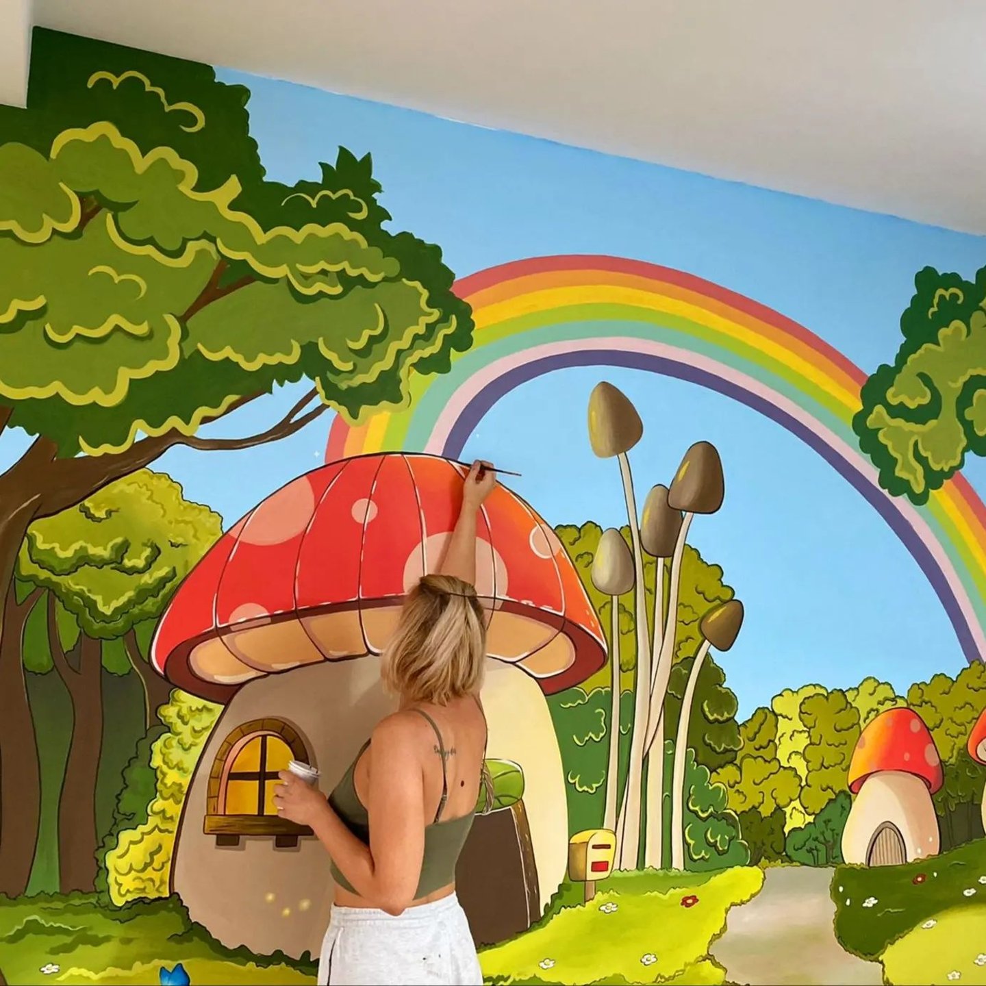 Pictură murală curcubeu și ciupercă.