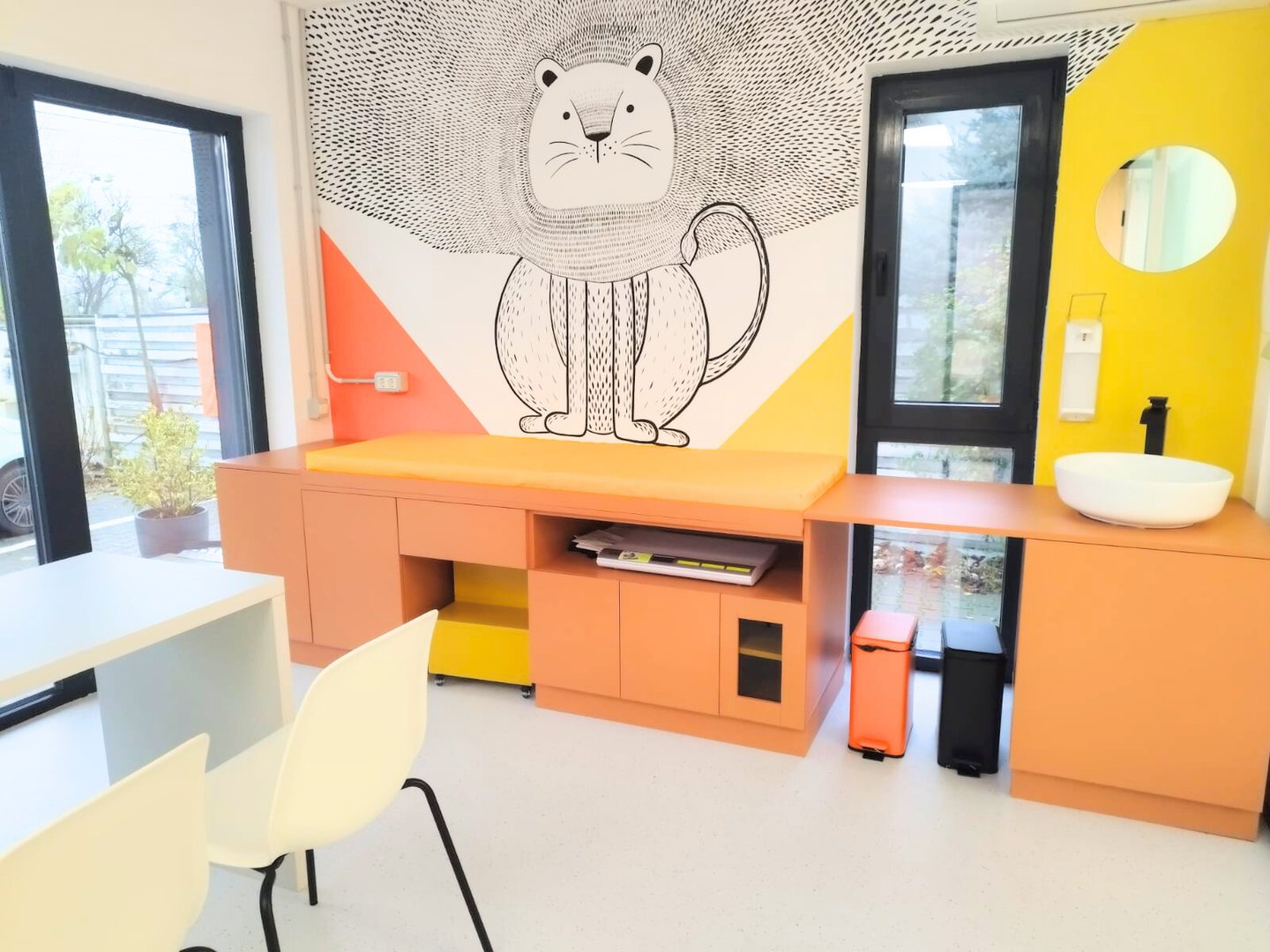 Pictură murală leu stilizat în cabinet pediatric.