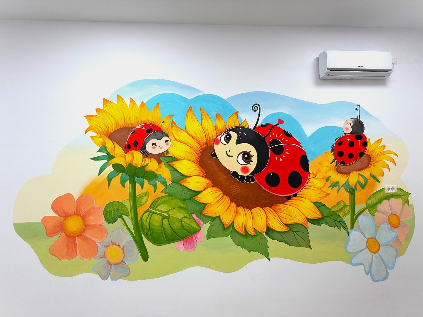 Pictură murală decorativă gărgărițe.