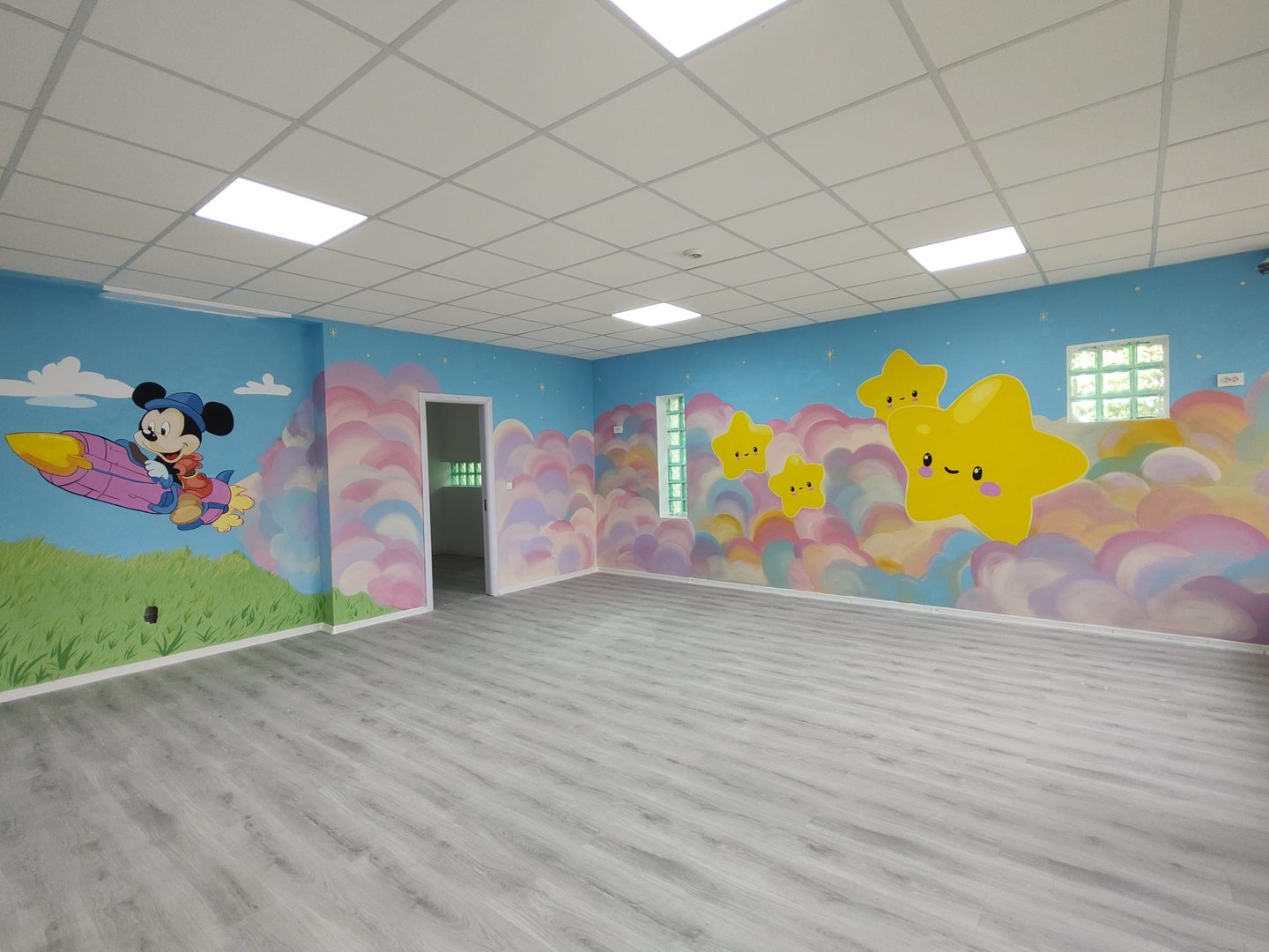 Pictură perete Mickey Mouse în spațiu.