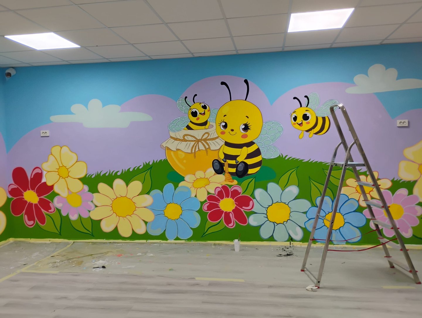 Decor perete primăvară și albine.