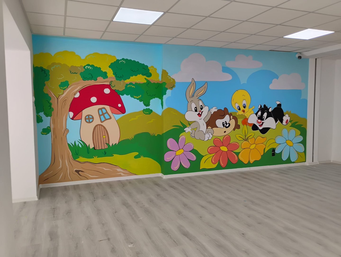 Desen perete grădiniță Looney Tunes.
