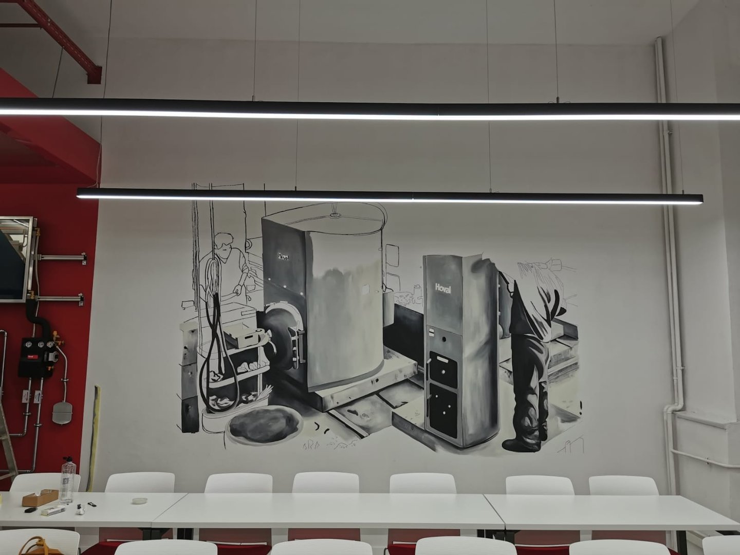 Desen decorativ pe perete utilaje fabrică Hoval.