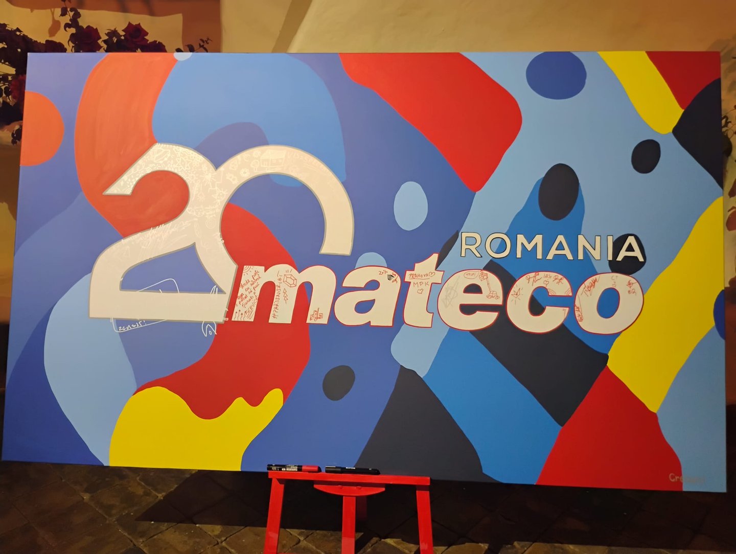 Pictură murală logo Mateco pe fundal abstract.