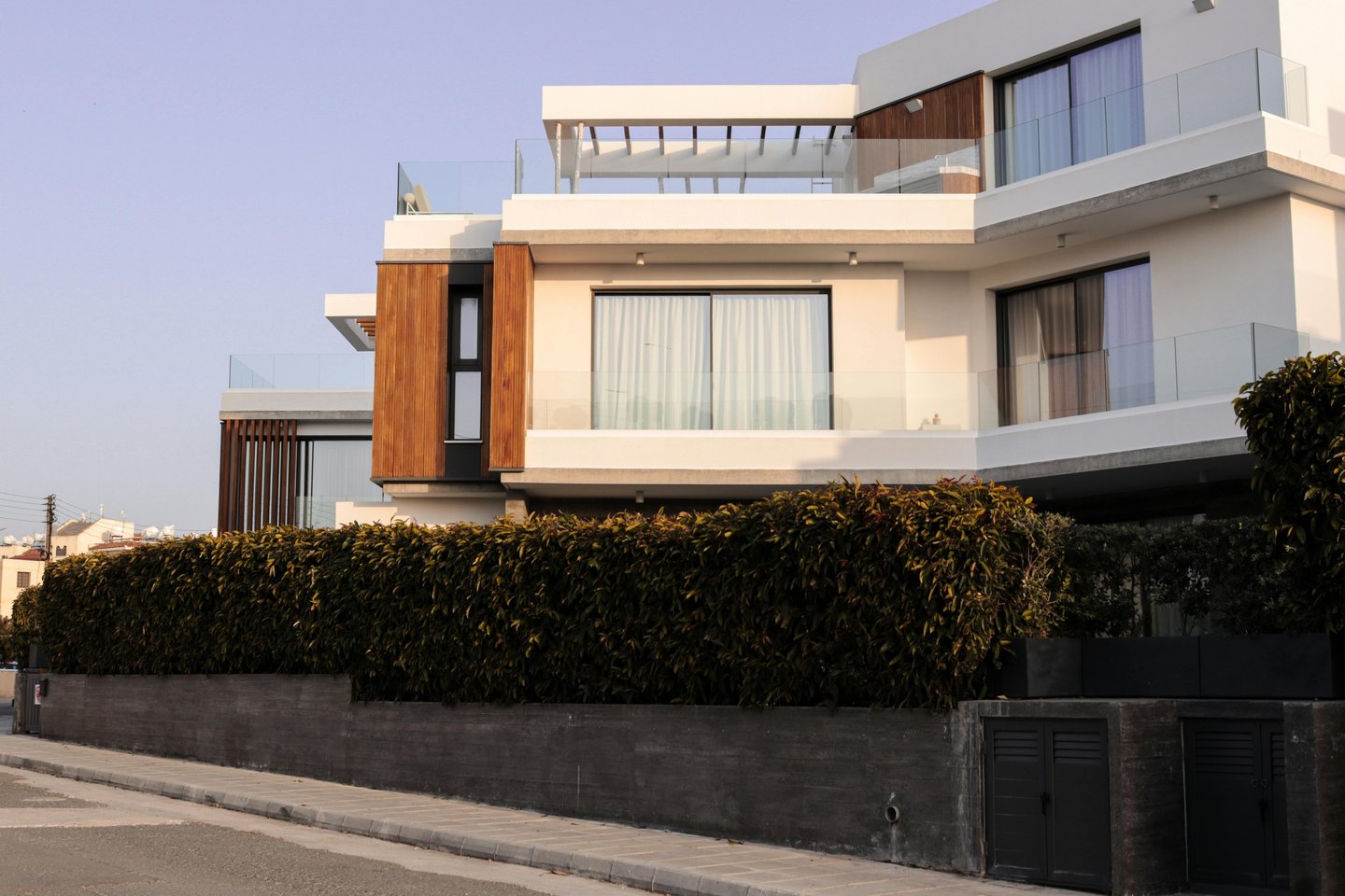 Fachada moderna de casa en Steel Framing con grandes ventanales