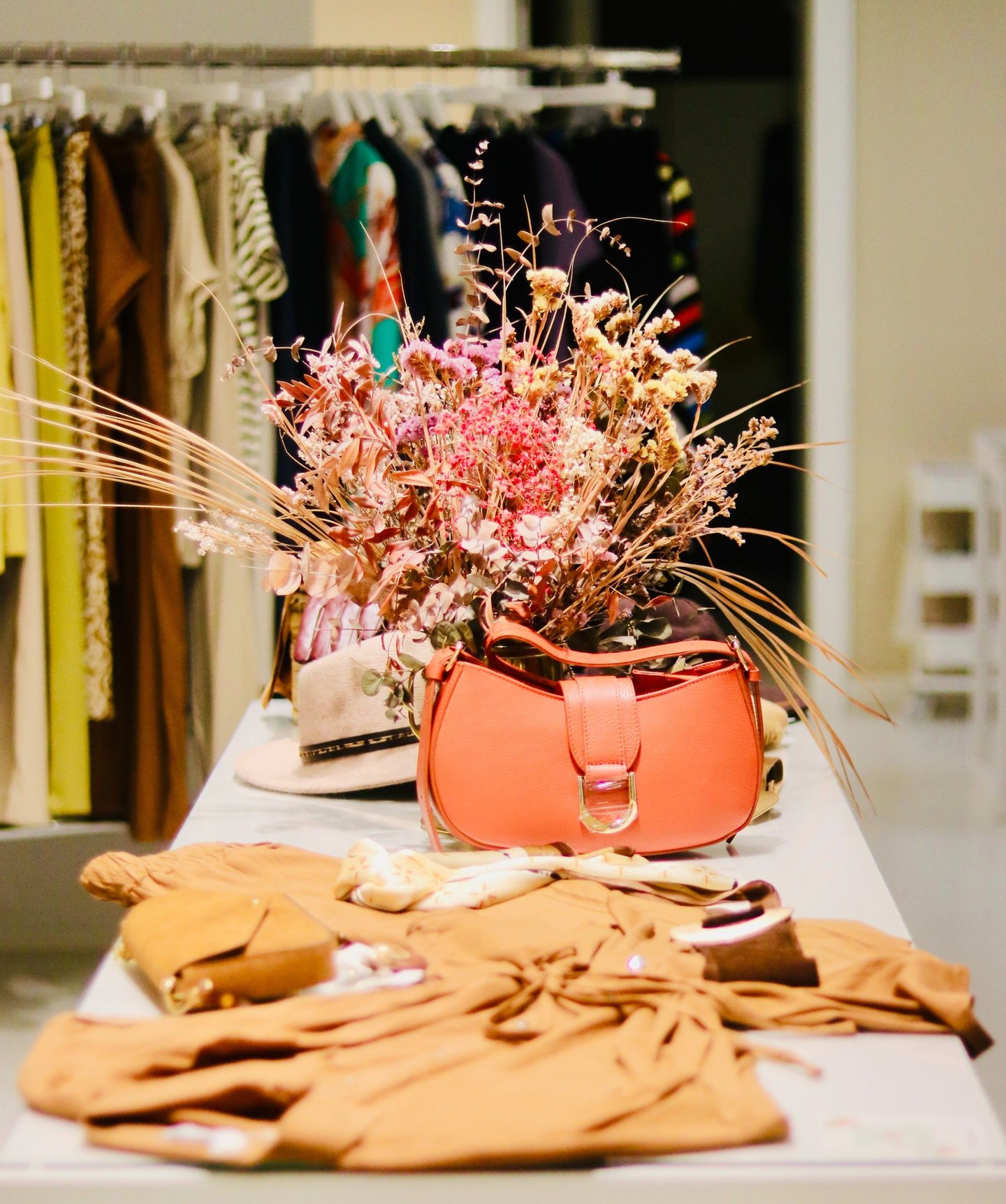 Selección de bolsos y complementos en boutique exclusiva en Chamberí