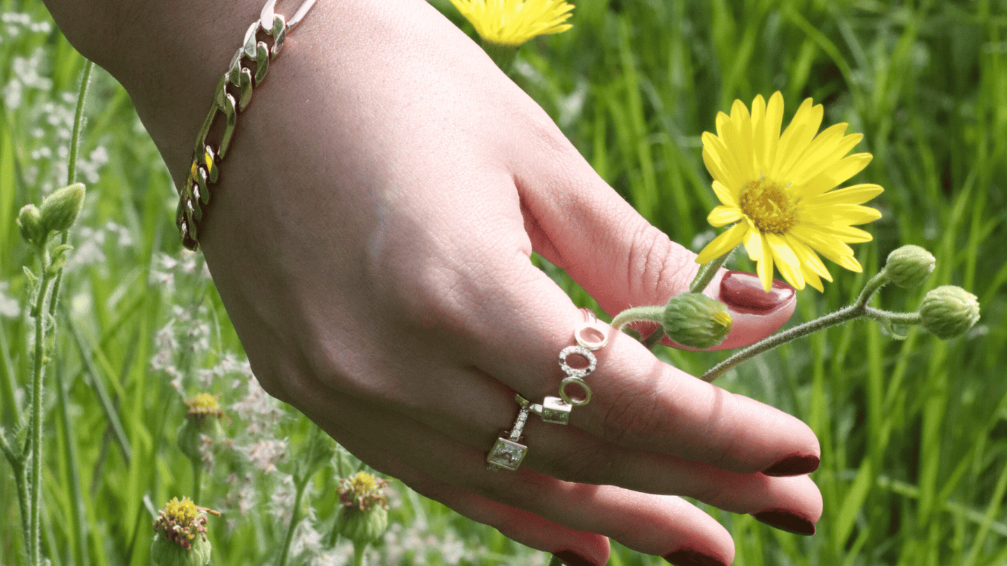 Mano de mujer con joyería elegante y de calidad