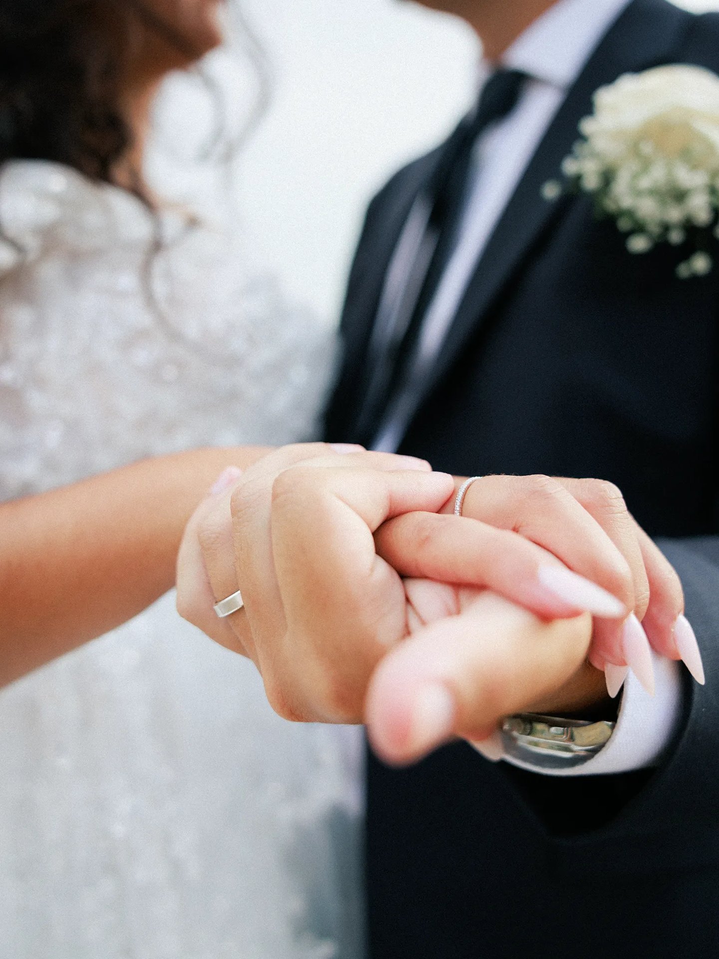 Photographie de détail sur les alliances des mariés par Romain DANIEL photographe aux Sables d'olonne