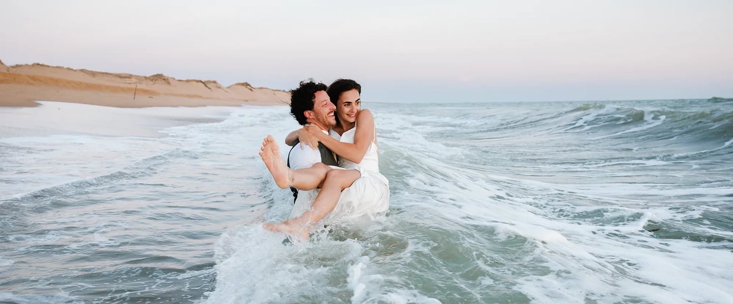 photographie d'un couple amoureux qui se jette à l'eau lors d'une douce soirée d'été en shooting dayafter