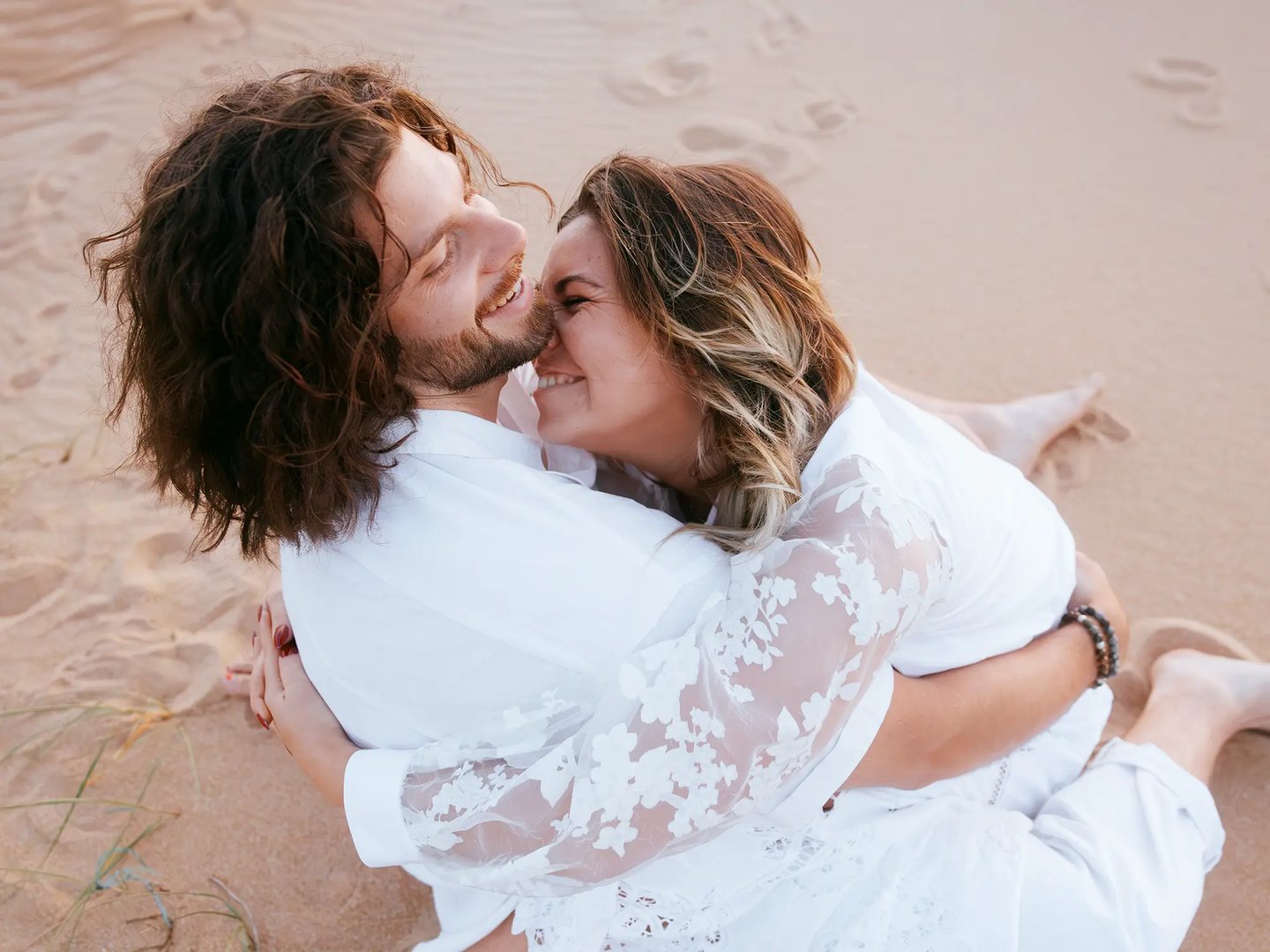 Couple complice qui rit et joue par le photographe romain daniel, lors d'une séance couple plage de Sauveterre, Vendée