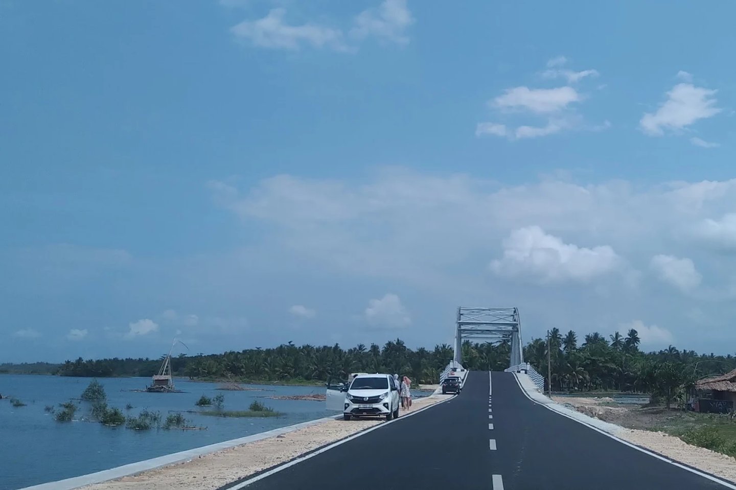 AR Resto Jembatan Ranggajipang menyajikan Pindang Gunung & Cobek Hott Jeletot dengan view dermaga