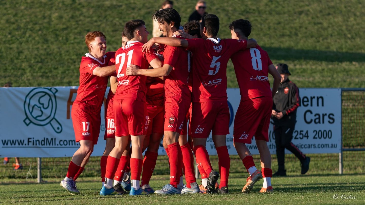 Wolves players celebrate together. Photo : Richieriches Sports Shots
