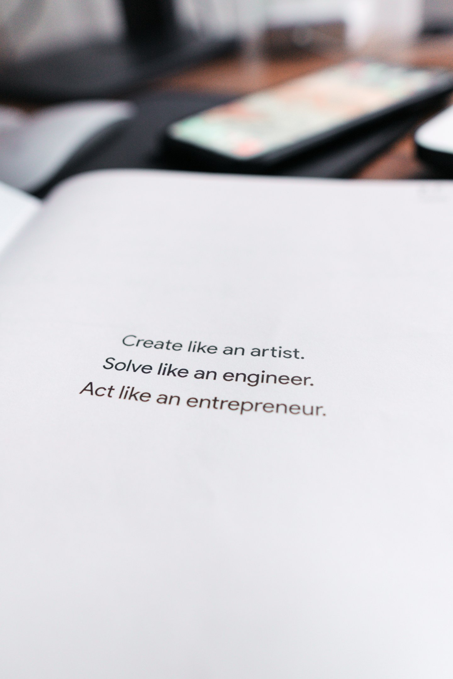 Texte avec citation : create like an artist. Solve like an enfineer. Act like an entrepreneur.