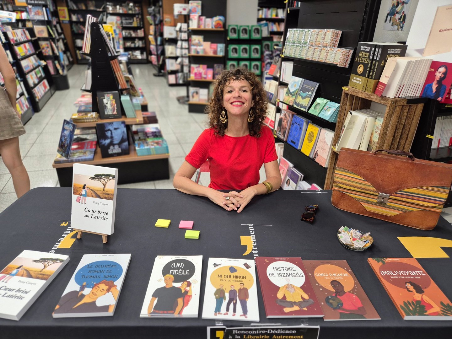 L'écrivaine Fanny Campan en pleine séance de dédicaces, sur son stand de livres.