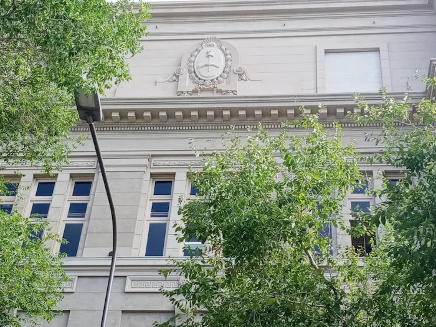 Escudo de la fachada de la Facultad de Ingeniería de Rosario restaurado por Almapiedra. 