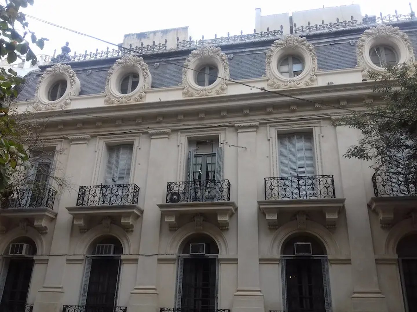 Fachada restaurada de la Sede de Rectorado de la Universidad Nacional de Rosario por Almapiedra