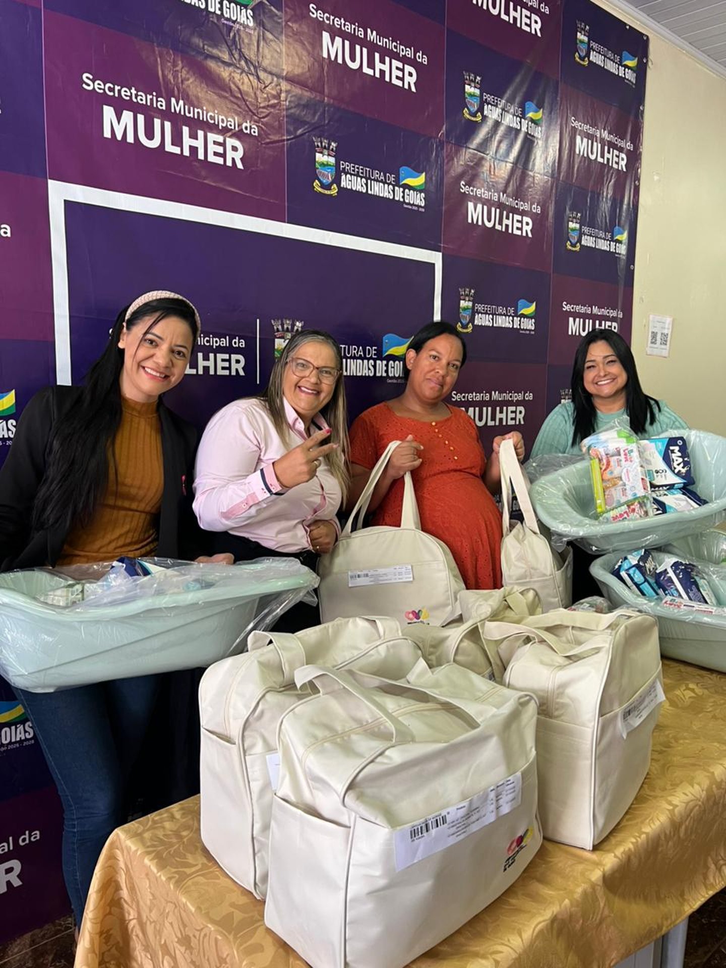 A pregnant woman receives baby kits and hygiene supplies from the Municipal Secretary for Women in Brazil.